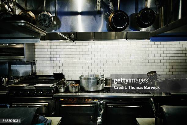 pots simmering on range in restaurant kitchen - cuisine professionnelle photos et images de collection