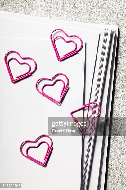 love - sujetapapeles fotografías e imágenes de stock