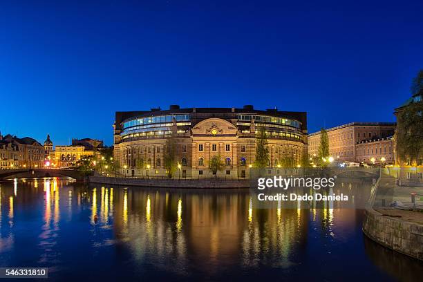 parliament house stockholm sweden - sveriges riksdag stock-fotos und bilder