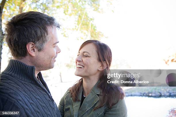 couple in the park - donna matura - fotografias e filmes do acervo