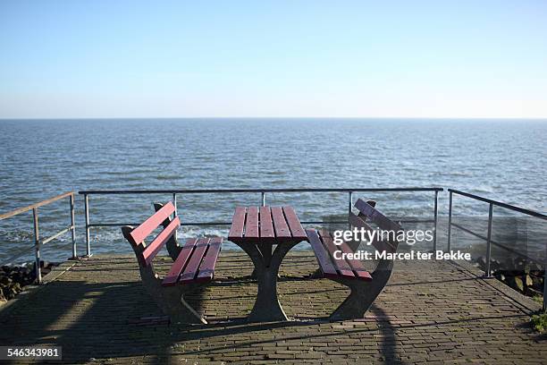 water everywhere - afsluitdijk stockfoto's en -beelden