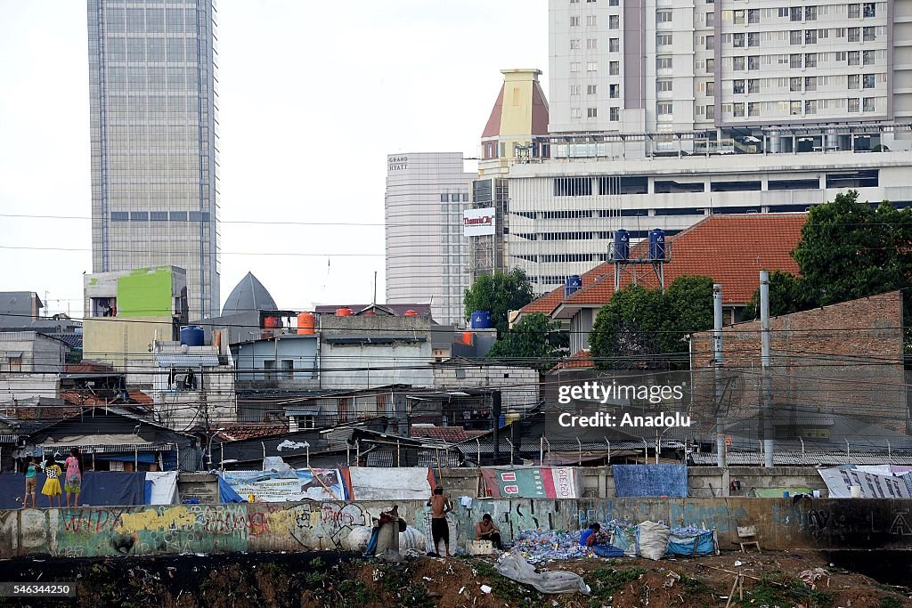 Jakarta's slums reveal income gap in Indonesia