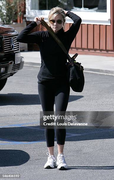 Reese Witherspoon Los Angeles February 25 2010 Reese Witherspoon shopping at The Brentwood Country Mart, and later seen talking on the phone, a...