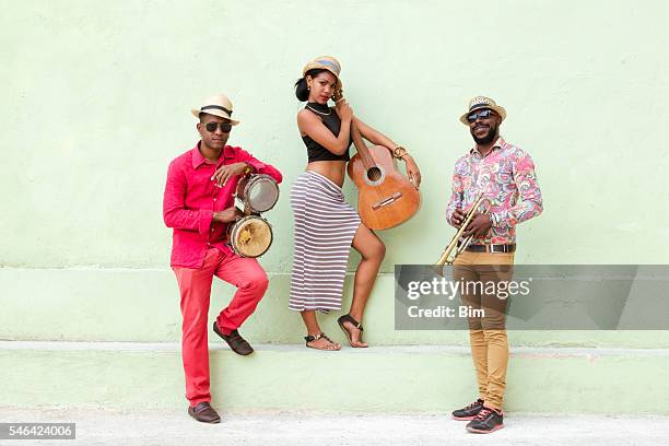 banda musical cubana al aire libre - música latinoamericana fotografías e imágenes de stock