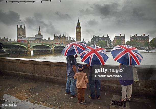 london rain - brexit stockfoto's en -beelden