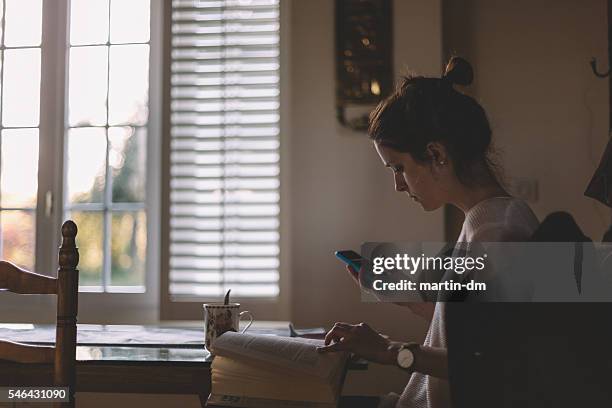 mensajes de texto de mujer en casa - jalousie fotografías e imágenes de stock