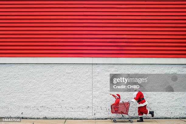 weihnachts-shopping - christmas humor stock-fotos und bilder