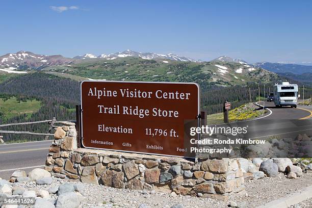 the alpine visitor center sign in rocky mountain national park - trail ridge road colorado stock-fotos und bilder