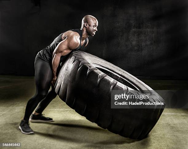 sollevatore pneumatico per impieghi gravose. - strongman foto e immagini stock