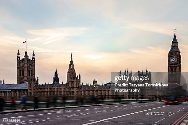 buses and tourists cross the westminster bridge - buckingham palace building stock pictures, royalty-free photos & images