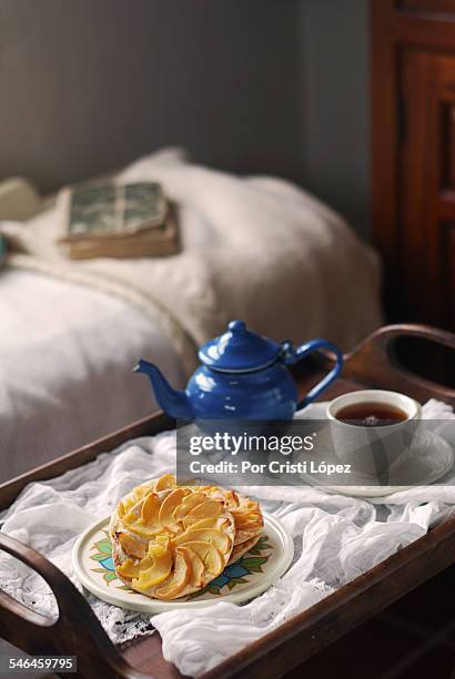 tea time - kuscheldecke stock-fotos und bilder