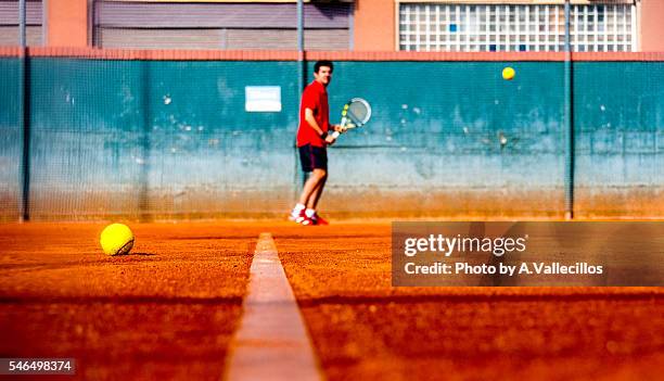 tennis clay court bottom view - tennis court and low angle stock-fotos und bilder