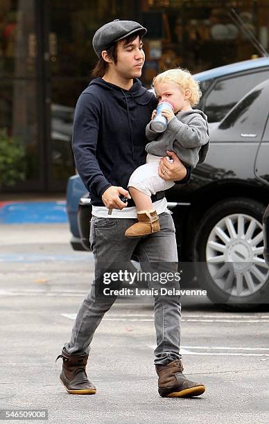 Pete Wentz Los Angeles July 9 2010 Pete Wentz, his son Bronx Mowgli Wentz and his father Dale Wentz goes at Starbucks at the Beverly Glen Market...