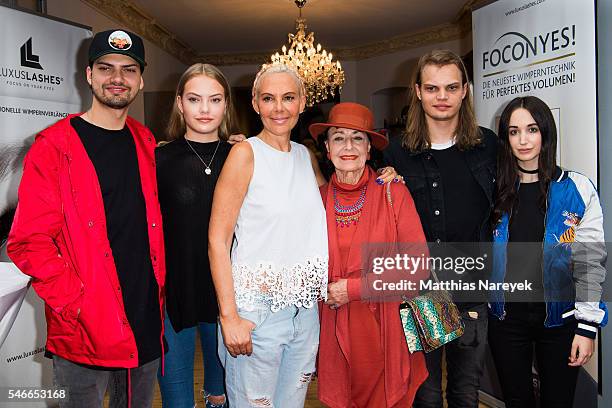 Jimi Blue Ochsenknecht, Cheyenne Ochsenknecht, Natascha Ochsenknecht and her mother Baerbel Wierichs, Wilson Gonzalez Ochsenknecht and his Girlfriend...