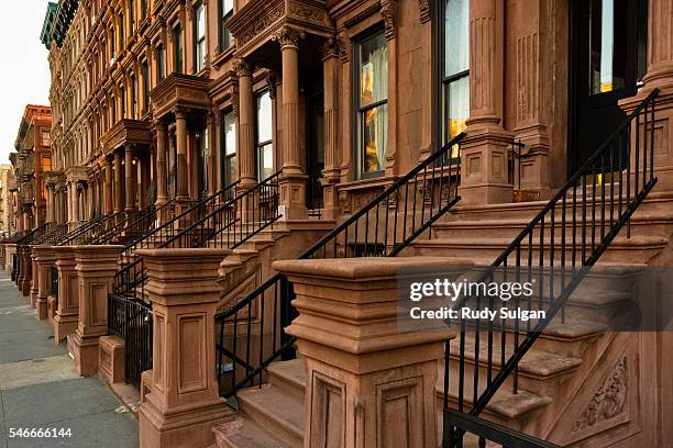 raw houses in harlem - harlem stock-fotos und bilder