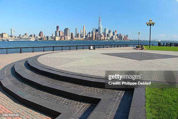 usa, new jersey, hoboken, lower manhattan skyline as seen from pier a park - hoboken stockfoto's en -beelden