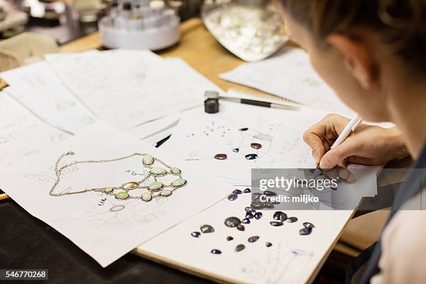 女性デザイナーは、ワークショップでジュエリーを作り、デザイン - jewellery workshop ストックフォトと画像