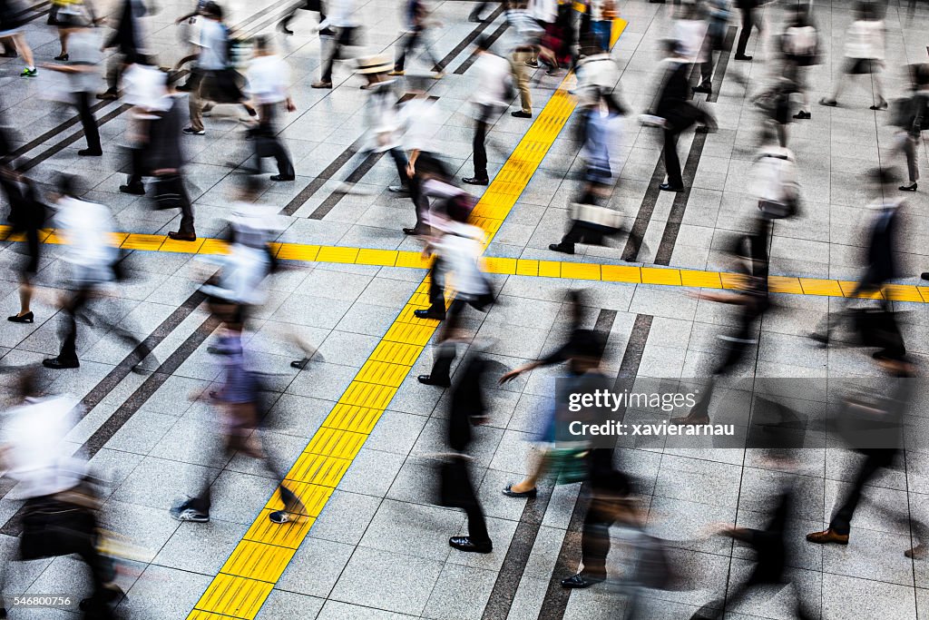 Viajeros en una estación de Tokio