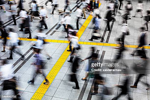 pendolari in una stazione a tokyo - pendolare foto e immagini stock