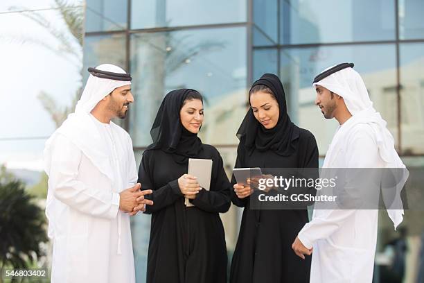marketing-pläne für neugeschäft sieht gut aus. - emirati at work stock-fotos und bilder