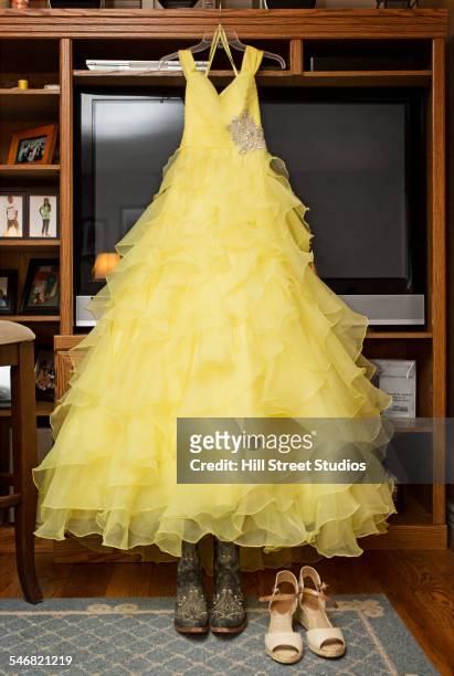 yellow quinceanera dress hanging in living room - prom dress 個照片及圖片檔
