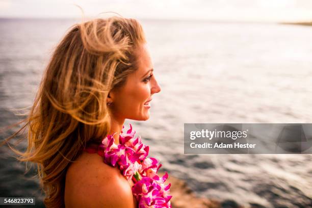 caucasian woman wearing flower lei by ocean - lei day hawaii - fotografias e filmes do acervo