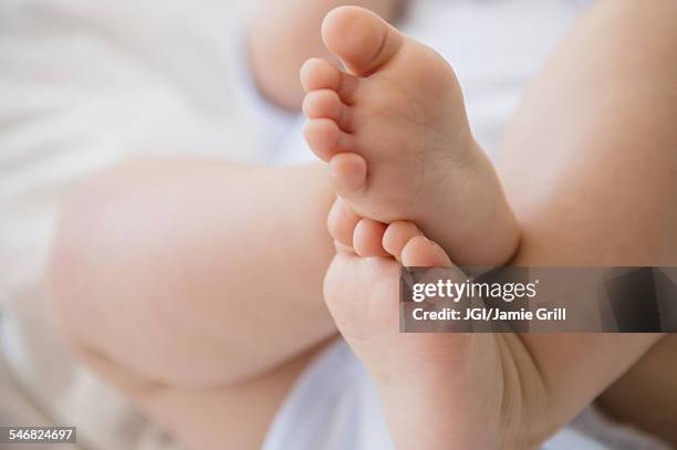 close up of feet of mixed race baby - pied humain photos et images de collection