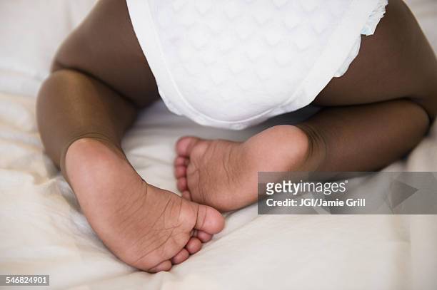 close up of legs of black baby boy - black baby 個照片及圖片檔