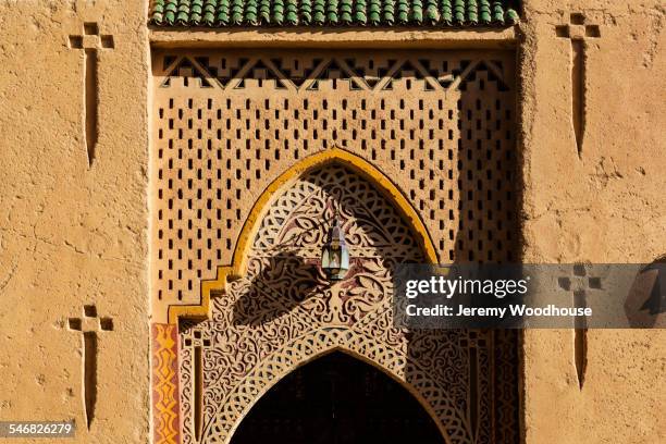 close up of ornate relief carvings and lamp on building, midelt, morocco - midelt photos et images de collection