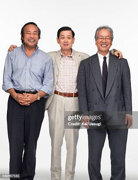 good fellows - men arm around shoulder stock pictures, royalty-free photos & images