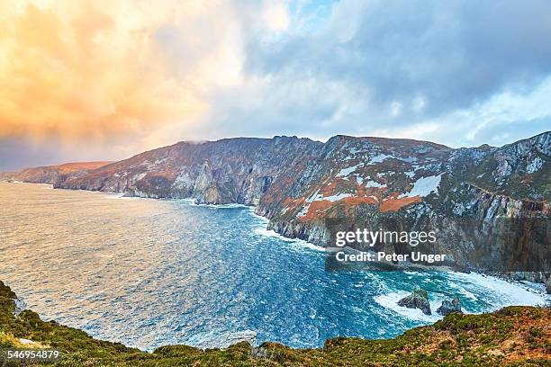 sea cliffs of slieve league in county donegal - slieve league donegal stock-fotos und bilder