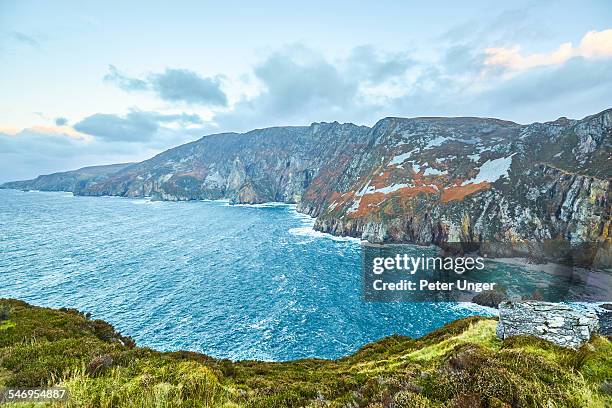 sea cliffs of slieve league in county donegal - slieve league donegal stock pictures, royalty-free photos & images