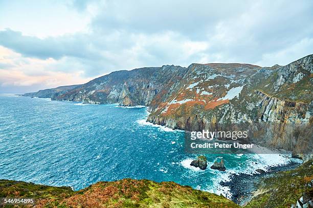 sea cliffs of slieve league in county donegal - slieve league donegal stock pictures, royalty-free photos & images
