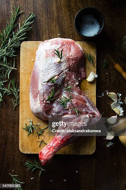 leg of lamb with rosemary and garlic - foodstyling stockfoto's en -beelden