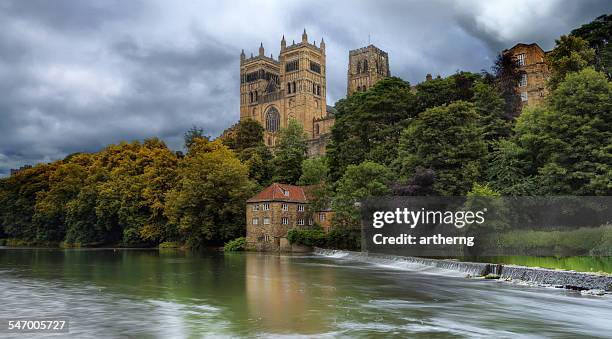 uk, england, durham cathedral along river wear - durham england stock-fotos und bilder