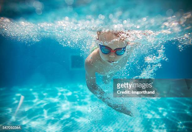 bambino che nuota striscia - child swimming foto e immagini stock