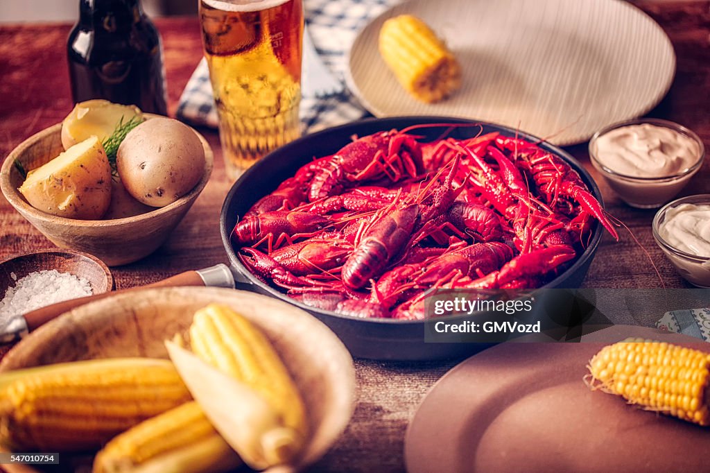Köstliche gekochte Rot Krebsfleisch mit Mais und Kartoffeln