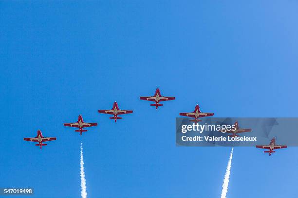 schneeliebhaber im blauer himmel - canadian forces snowbirds stock-fotos und bilder