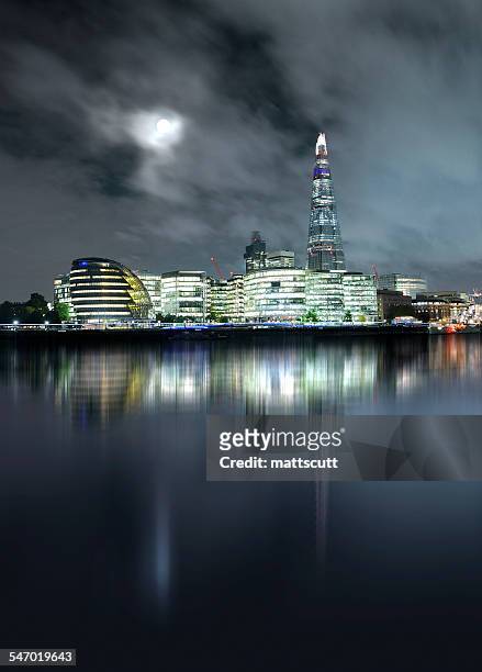 moonlit more london, city hall and the shard, london, uk - mattscutt imagens e fotografias de stock