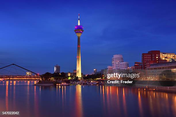 düsseldorf, deutschland - düsseldorf skyline stock-fotos und bilder