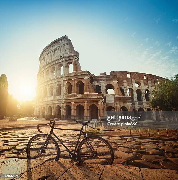 elegante bicicleta fixie frente al coliseo de roma - coliseo romano fotografías e imágenes de stock