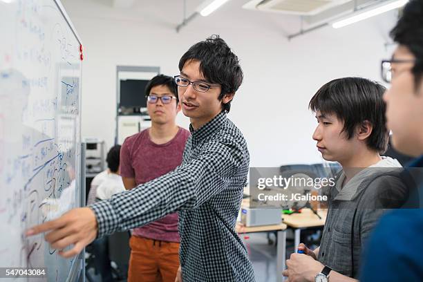 studenten, die sich mit wissenschaftlicher formel befassen - asian engineer stock-fotos und bilder