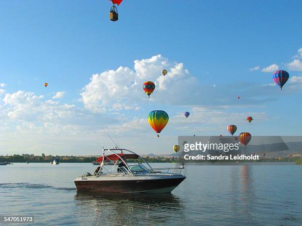 boating and balloons in colorado - motorboot varen stockfoto's en -beelden