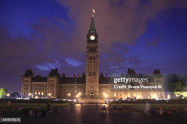 centre block of parliamentary complex - ottawa parliament building stock pictures, royalty-free photos & images