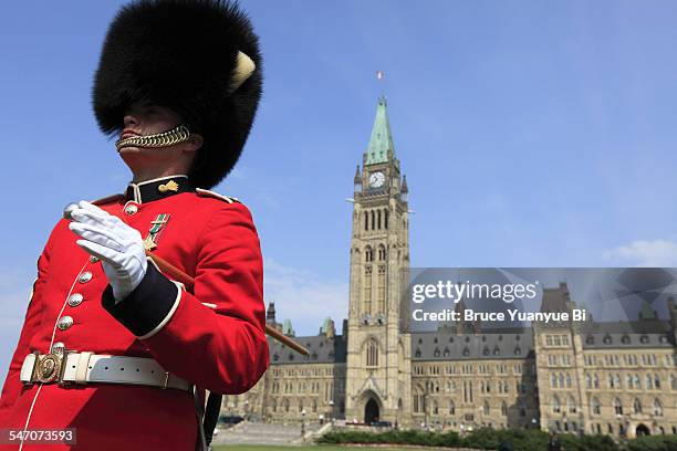 ceremony guard in parliament hill - bearskin hat stock pictures, royalty-free photos & images