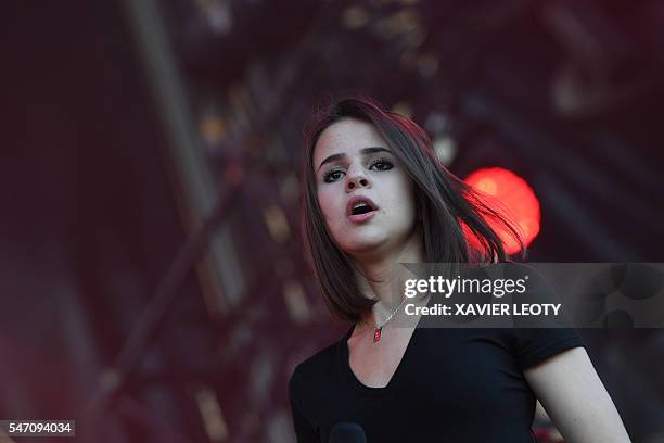 French singer Marina Dalmas known as Marina Kaye performs during the Francofolies Music Festival in La Rochelle on July 13, 2016. / AFP / XAVIER LEOTY