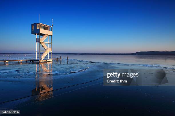 frozen lake in berlin, with tower for the lifeguards - berlin ufer stock-fotos und bilder
