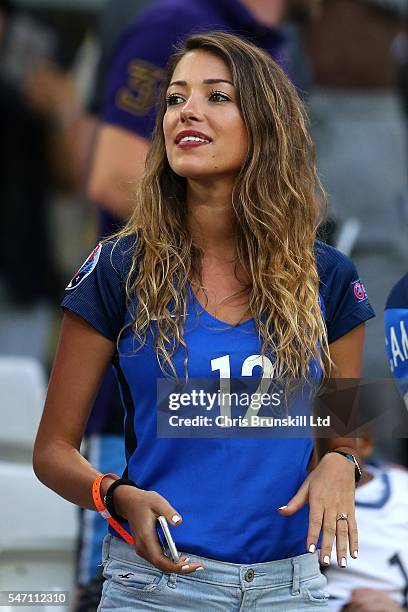 Camille Sold, girlfriend of Morgan Schneiderlin of France, looks on Foto  di attualità - Getty Images