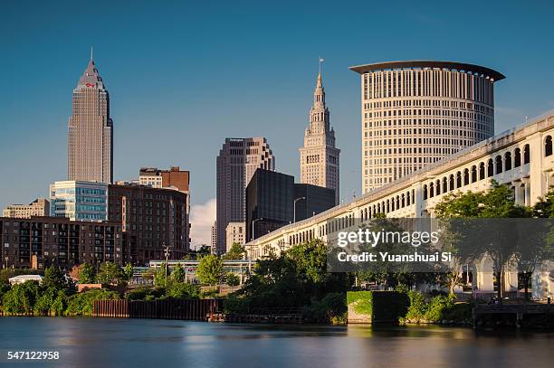 cleveland skyline - cleveland ohio stockfoto's en -beelden