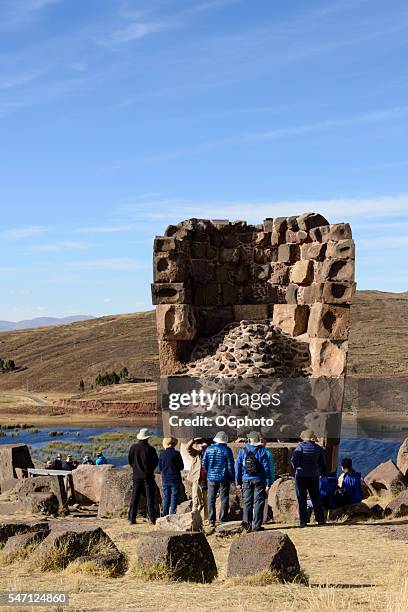 torre funeraria en el sitio arqueológico de sillustani, perú - ogphoto fotografías e imágenes de stock